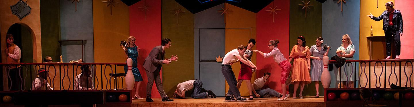 学生 performing in a theatre show 5 Women